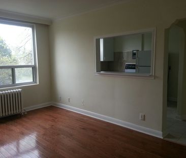 Tastefully renovated 2 bedroom in quiet building - Photo 5