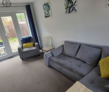 3 Bed Semi-Detached House, Drake Way, RG2 - Photo 1