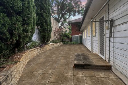 Comfortable Family Living Close to Amenities - Photo 3