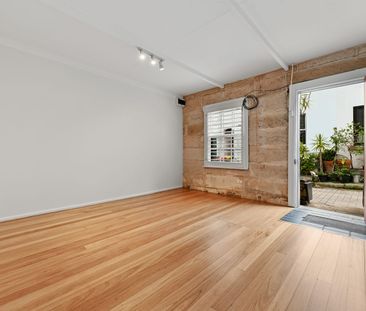 Stunning Sandstone Cottage in Peaceful Central Location - Photo 1