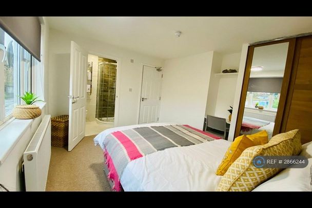 1 bedroom in a house share to rent - Photo 1
