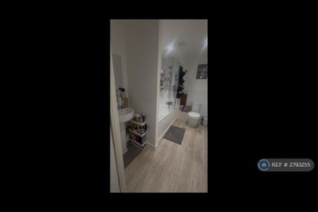 1 bedroom in a flat share to rent - Photo 3
