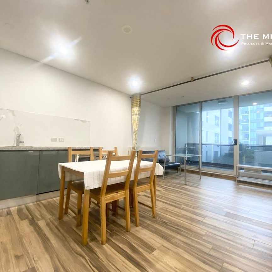 Live in luxury on the park | 3mins walk to everything - Photo 1