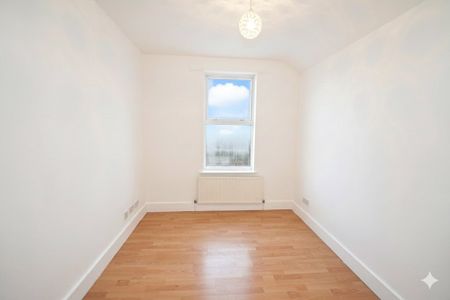 Hainault Road, Romford, RM5 - Photo 2