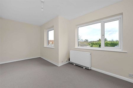 A split level maisonette situated above commercial premises convenient for Sunningdale shops and station. - Photo 4