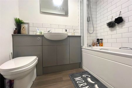 Moore Close, Tongham, Farnham, Surrey, GU10 - Photo 5