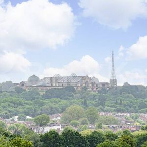 Spectacular panoramic views with a balcony and floor to ceiling windows - Photo 2