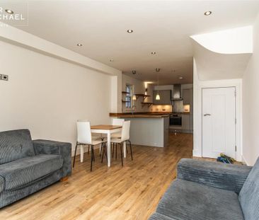 4 bedroom end of terrace house to rent - Photo 2