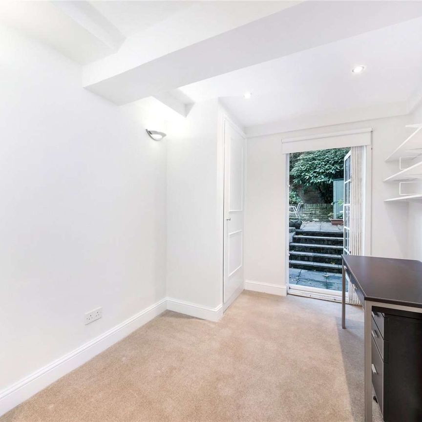 Two bedroom apartment enjoying a private garden and benefitting form close proximity to the shops, bars and restaurants of the Fulham Road. - Photo 1