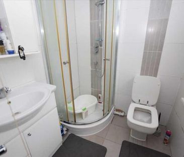 4 bedroom semi-detached house to rent - Photo 2