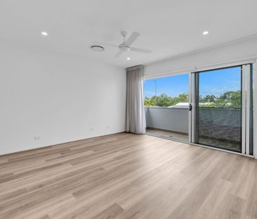 Light-Filled & Stylish Townhouse in Prime Location - Photo 2