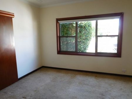 Four bedroom home with parking - Photo 4