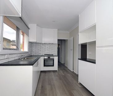 Stylish 3-Bedroom Unit in the Heart of Glen Waverley - Photo 1