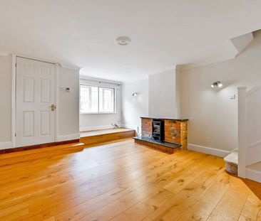 A spacious two-bedroom cottage located in the heart of Marlow with ... - Photo 3