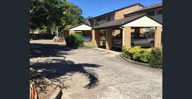 Townhouse for rent - Photo 1