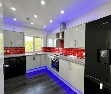 4 bedroom detached house to rent - Photo 3