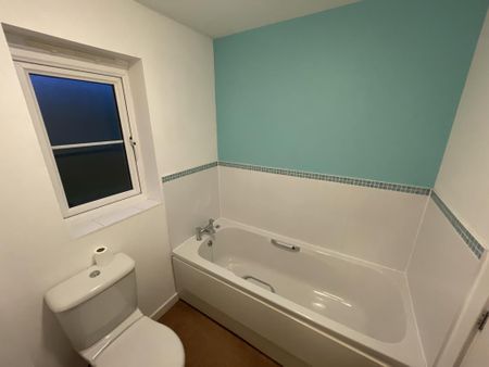 3 bedroom semi-detached house to rent - Photo 4