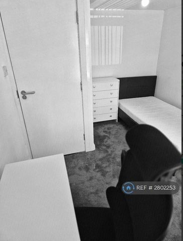 1 bedroom in a house share to rent - Photo 3