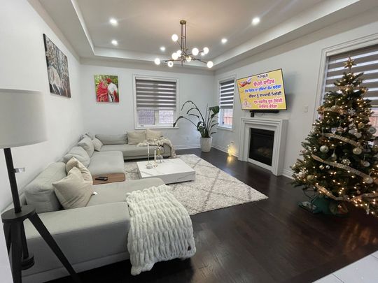 Four bedroom Brampton - Photo 1