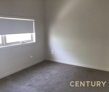 Spacious Townhouse with Private Balcony & Lock-Up Garage - Photo 3