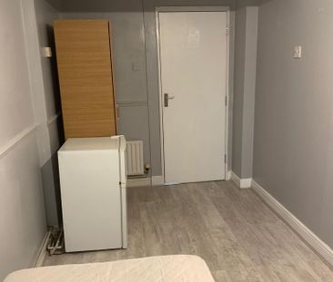 4 bedroom flat to rent - Photo 4