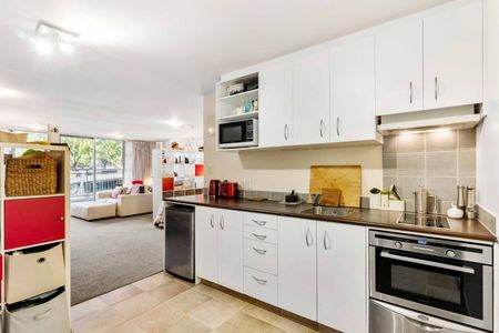 Large Studio Living! - Photo 2