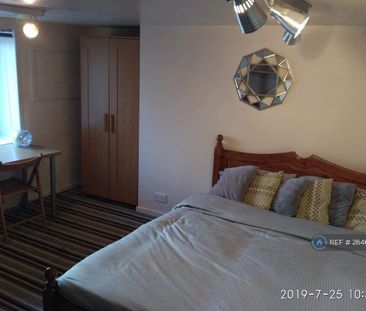 1 bedroom in a house share to rent - Photo 3