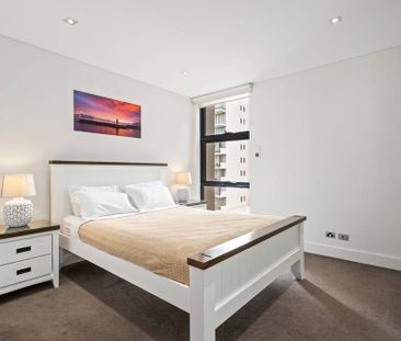 Stylish Two-Bedroom Apartment in Prime Location - Photo 3