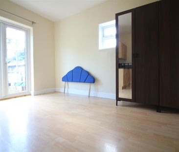 Hanworth Road, Hounslow - Photo 1
