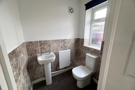 2 bedroom end of terrace house to rent - Photo 5