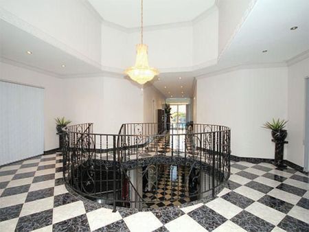 Elegant Family Home with 432 Sqm of Living Space and Exceptional Features - Photo 2