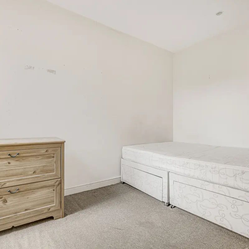 2 bedroom flat in London - Photo 1