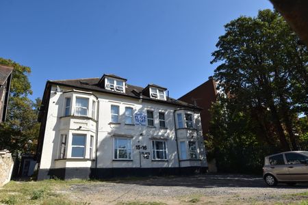 1 Bed Flat, Crescent Road, LU2 - Photo 3