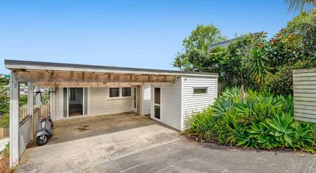 Character in Stanmore Bay - Photo 2