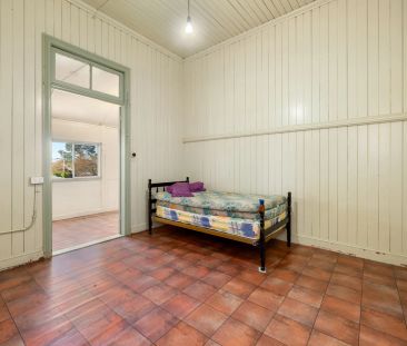 Central 2-Bedroom Unit in Character Queenslander - Photo 4
