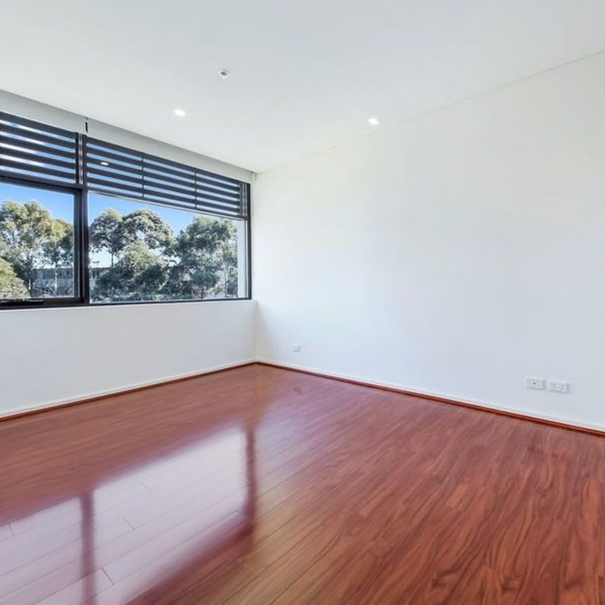 Large Bedroom I Parking Space Included - Photo 1