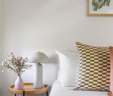 Light, Style and Effortless City Living - Photo 3