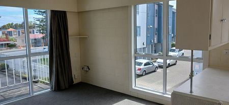 North facing, On bus route. CCTV. double glazed - Photo 5