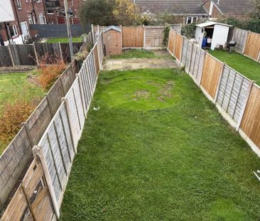 3 bedroom end of terrace house to rent - Photo 2