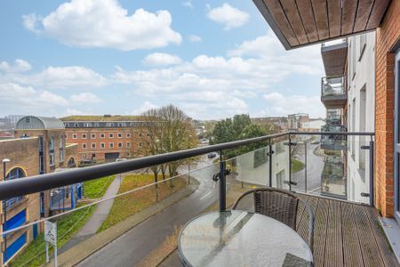 West Green Drive, Crawley, RH11 - Photo 4