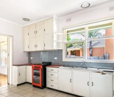 SPACIOUS THREE BEDROOM HOUSE - Photo 3