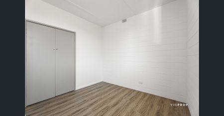 Freshly Renovated Living with a Private Courtyard - Photo 3