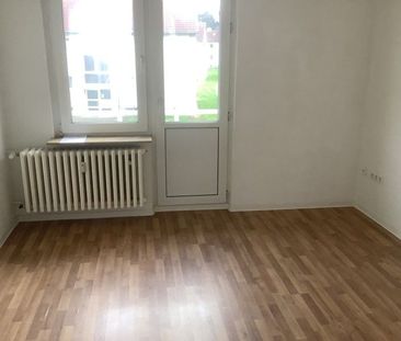 Wohnung mit modernem Wannenbad und neuer Tapezierung an den Wandflä... - Photo 1