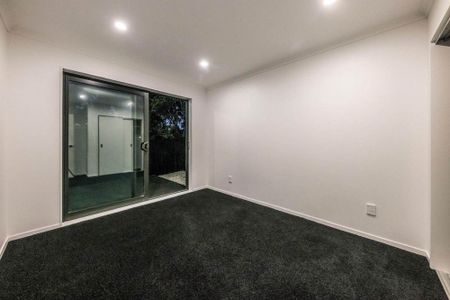 Spacious 5-Bedroom Family Home for Rent in Point England - Photo 4