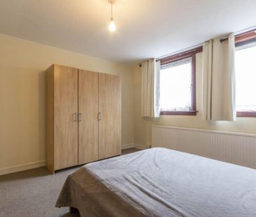 3 bedroom flat to rent - Photo 5