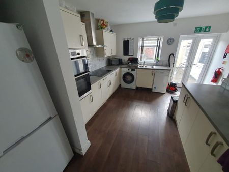 1 bedroom in a house share to rent - Photo 3