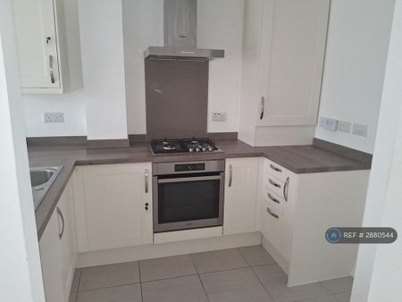 2 bedroom flat to rent - Photo 2
