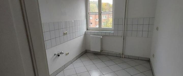 Helle 5 Zimmer DG Wohnung mit Dusche & Badewanne - Photo 1
