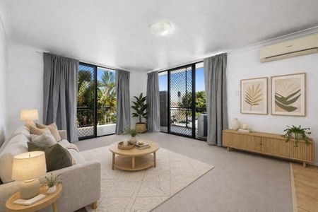 Stylish & Light-Filled Living in the Heart of Hamilton - Photo 2