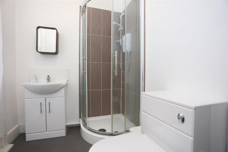 5 bedroom flat to rent - Photo 2